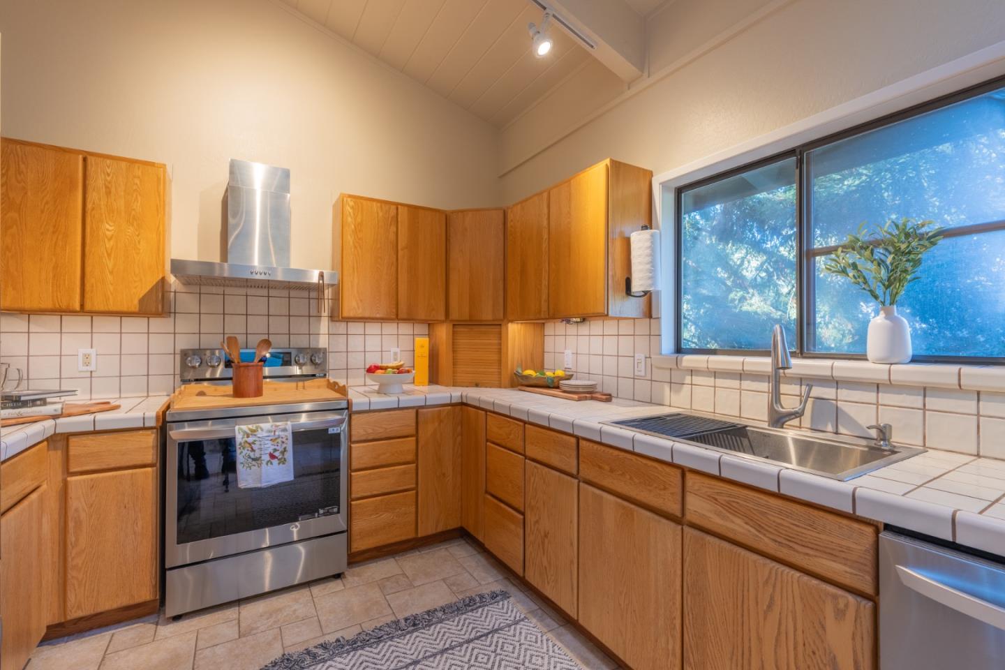 Detail Gallery Image 16 of 36 For 1125 Alta Mesa Rd, Monterey,  CA 93940 - 4 Beds | 2/1 Baths