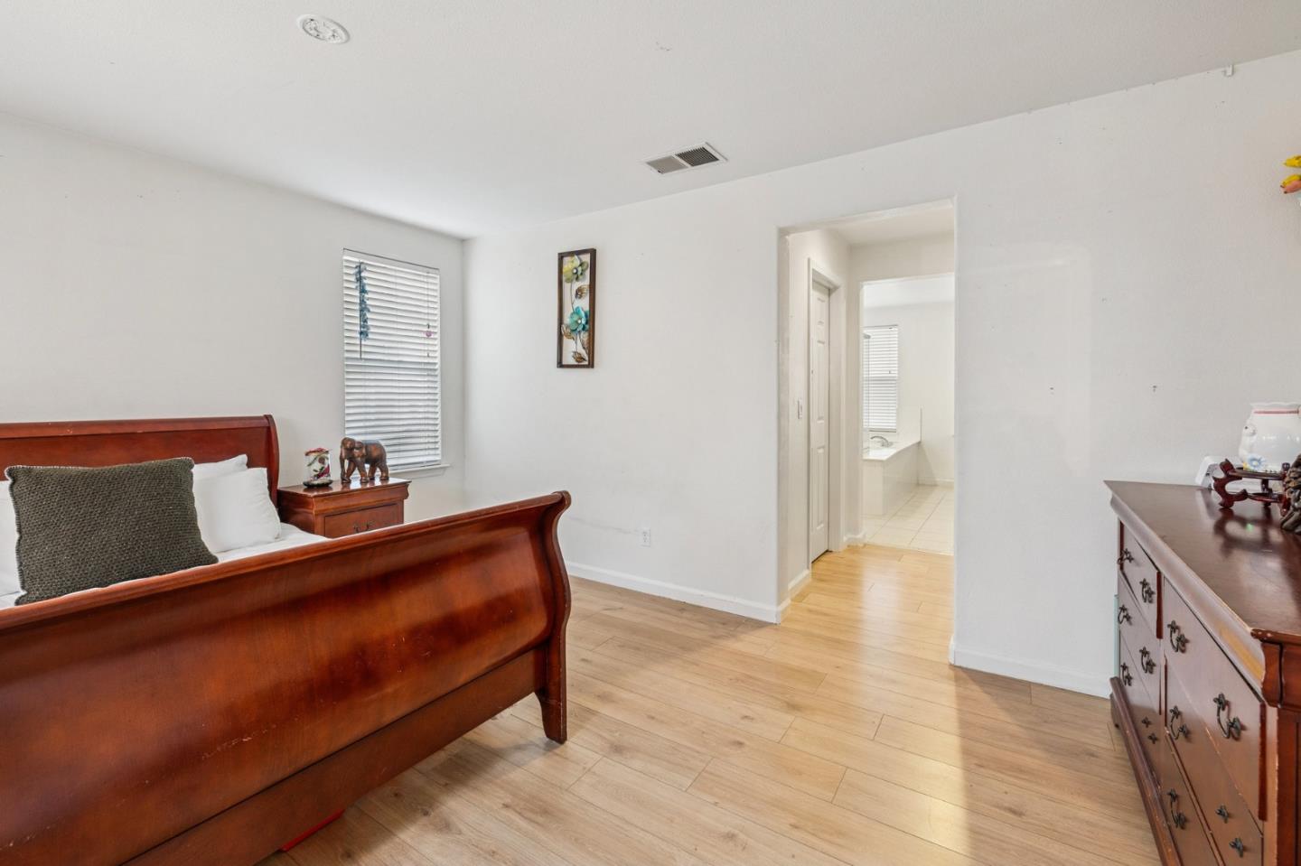 Detail Gallery Image 3 of 25 For 205 Montevina Way, Hayward,  CA 94545 - 5 Beds | 3 Baths