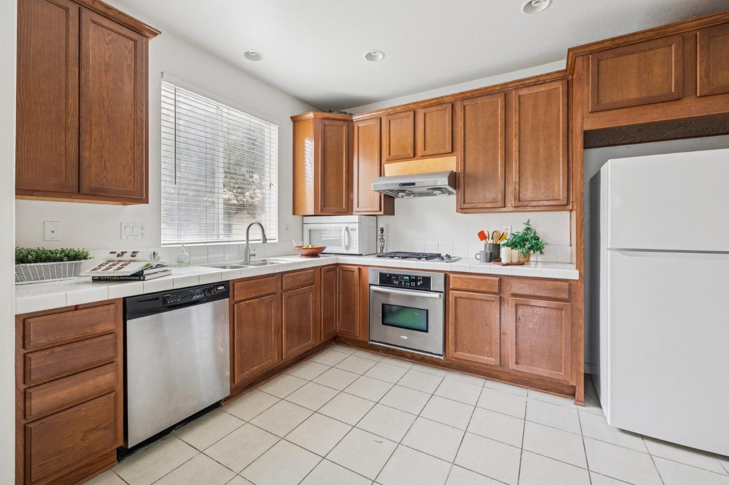 Detail Gallery Image 4 of 25 For 205 Montevina Way, Hayward,  CA 94545 - 5 Beds | 3 Baths