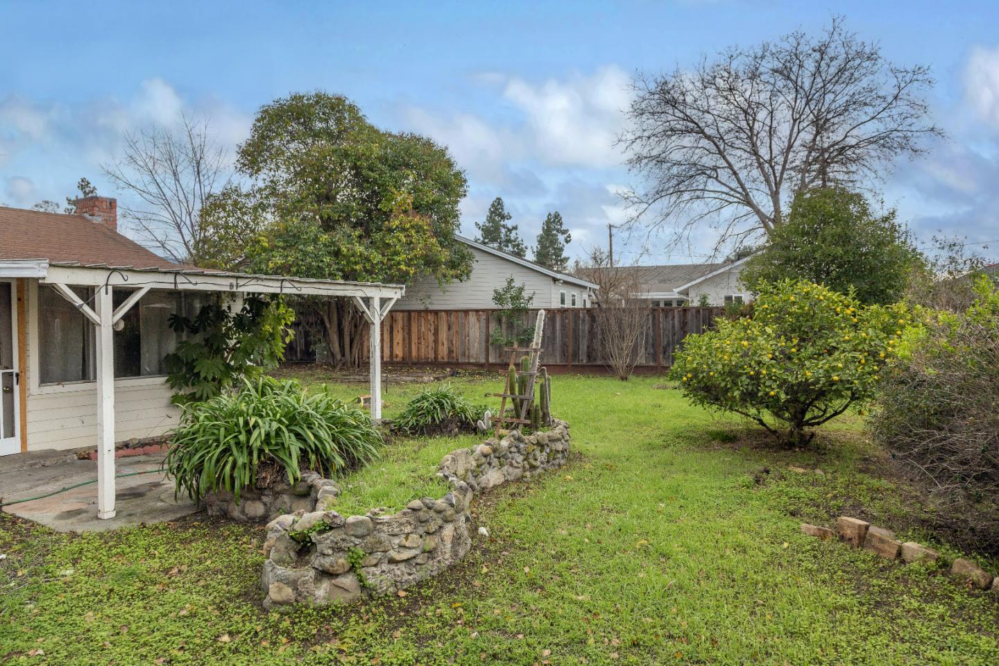 Detail Gallery Image 3 of 5 For 733 S San Tomas Aquino Rd, Campbell,  CA 95008 - 2 Beds | 1 Baths