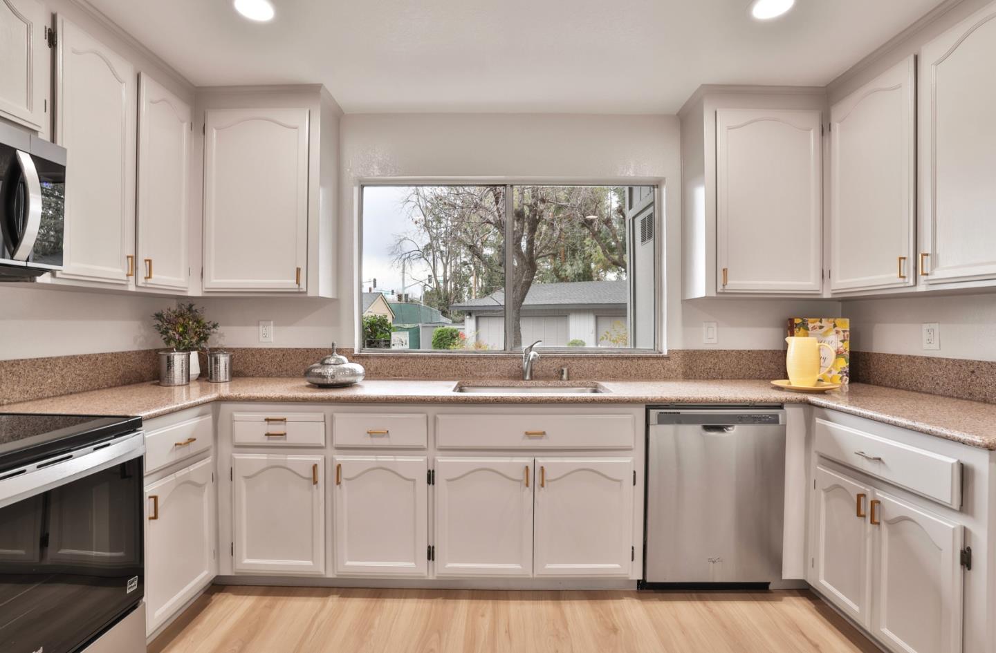 Detail Gallery Image 7 of 32 For 2286 Almaden Rd, San Jose,  CA 95125 - 3 Beds | 2/1 Baths