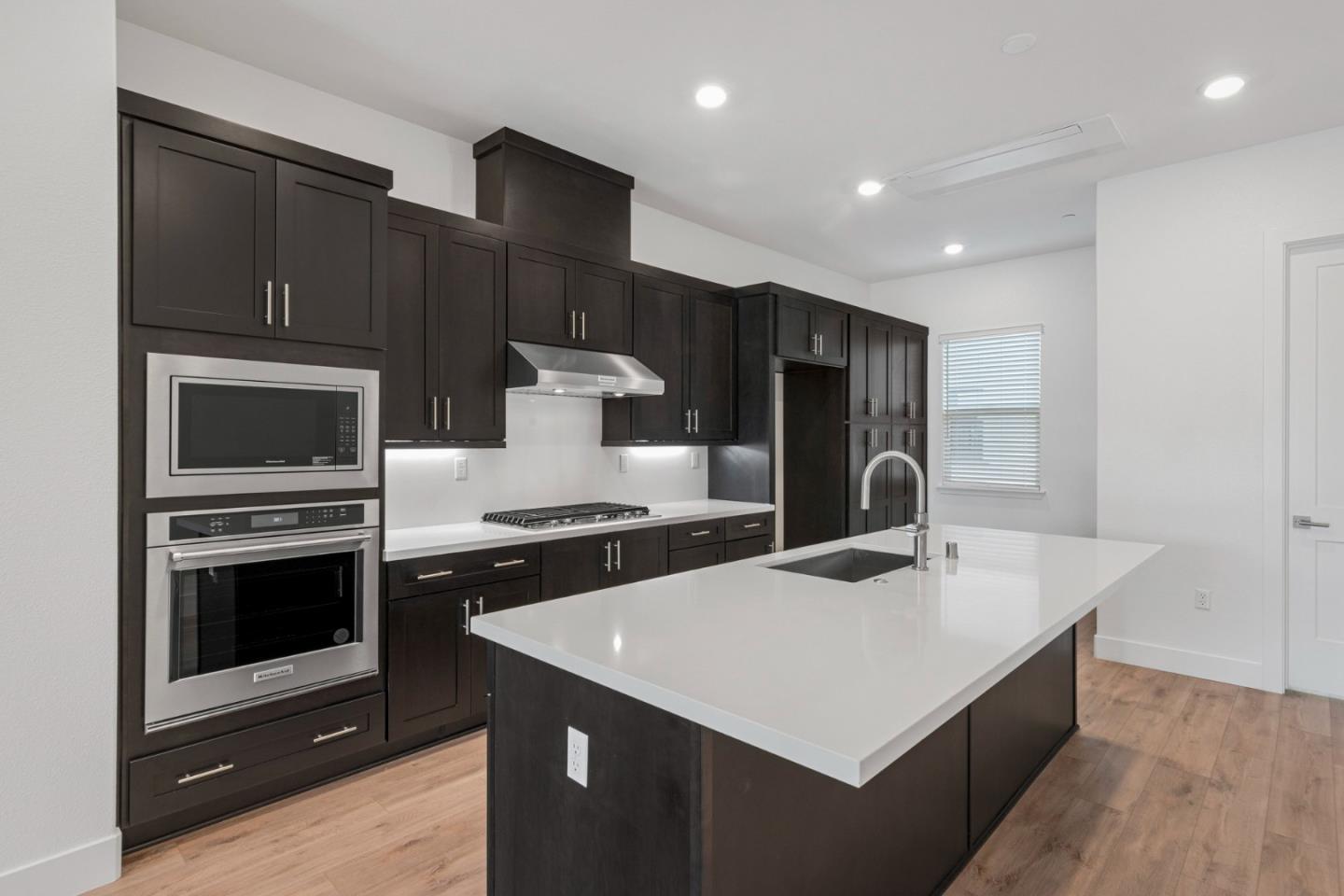 Detail Gallery Image 4 of 27 For 302 Tea Tree Ter #6,  Sunnyvale,  CA 94086 - 2 Beds | 2/1 Baths