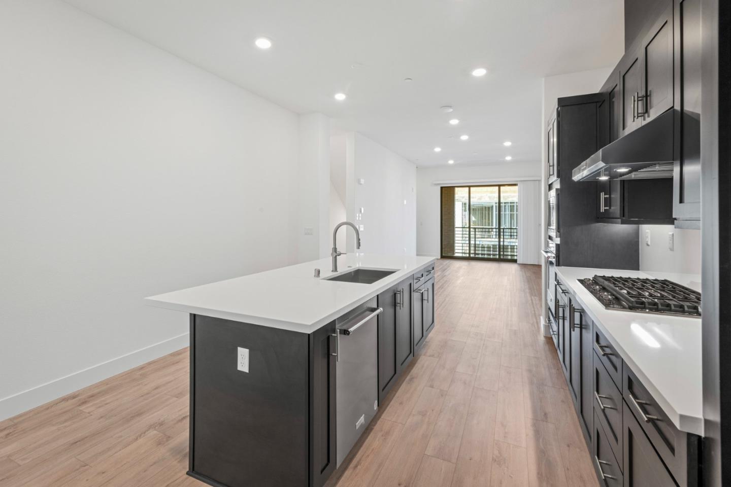 Detail Gallery Image 5 of 27 For 302 Tea Tree Ter #6,  Sunnyvale,  CA 94086 - 2 Beds | 2/1 Baths