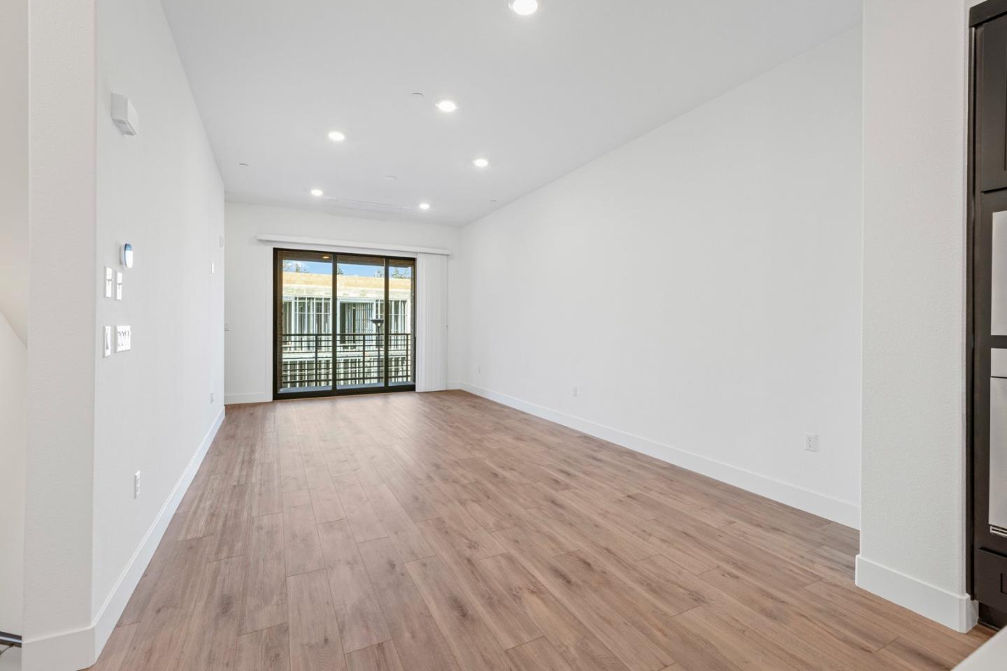 Detail Gallery Image 7 of 27 For 302 Tea Tree Ter #6,  Sunnyvale,  CA 94086 - 2 Beds | 2/1 Baths