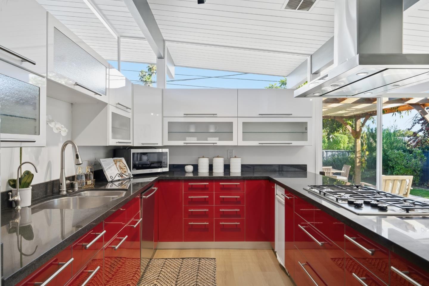 Detail Gallery Image 10 of 38 For 2096 Ticonderoga Dr, San Mateo,  CA 94402 - 5 Beds | 3 Baths