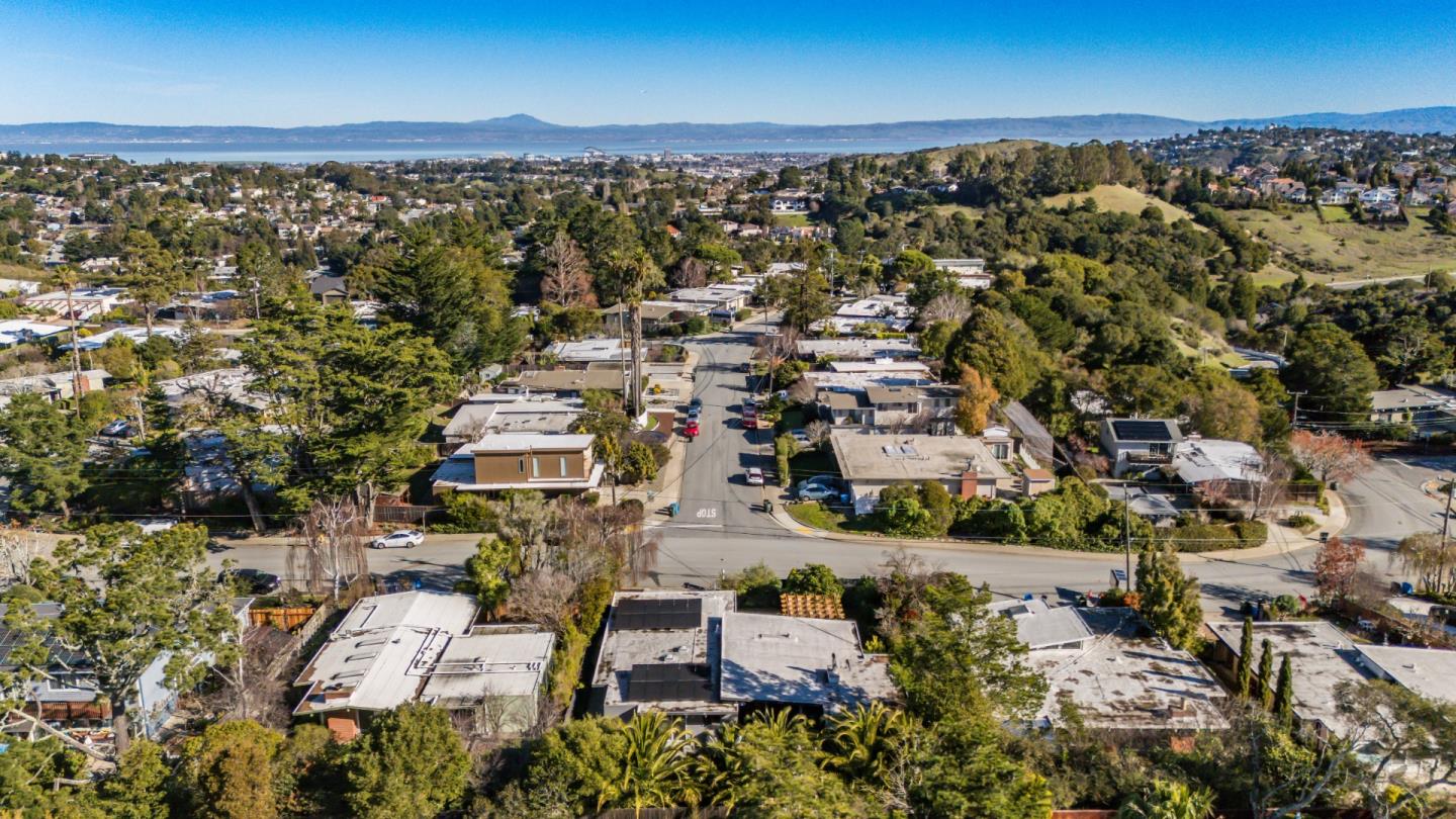 Detail Gallery Image 37 of 38 For 2096 Ticonderoga Dr, San Mateo,  CA 94402 - 5 Beds | 3 Baths