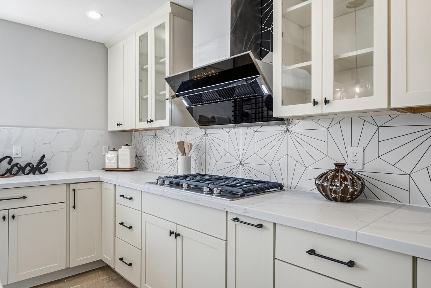 Detail Gallery Image 9 of 40 For 1031 Enderby Way, Sunnyvale,  CA 94087 - 4 Beds | 3/1 Baths