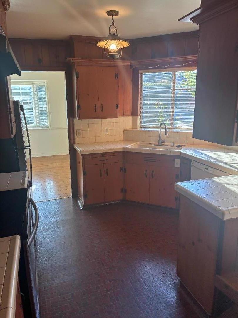 Detail Gallery Image 4 of 7 For 1150 Stockbridge Ave, Redwood City,  CA 94061 - 3 Beds | 2 Baths