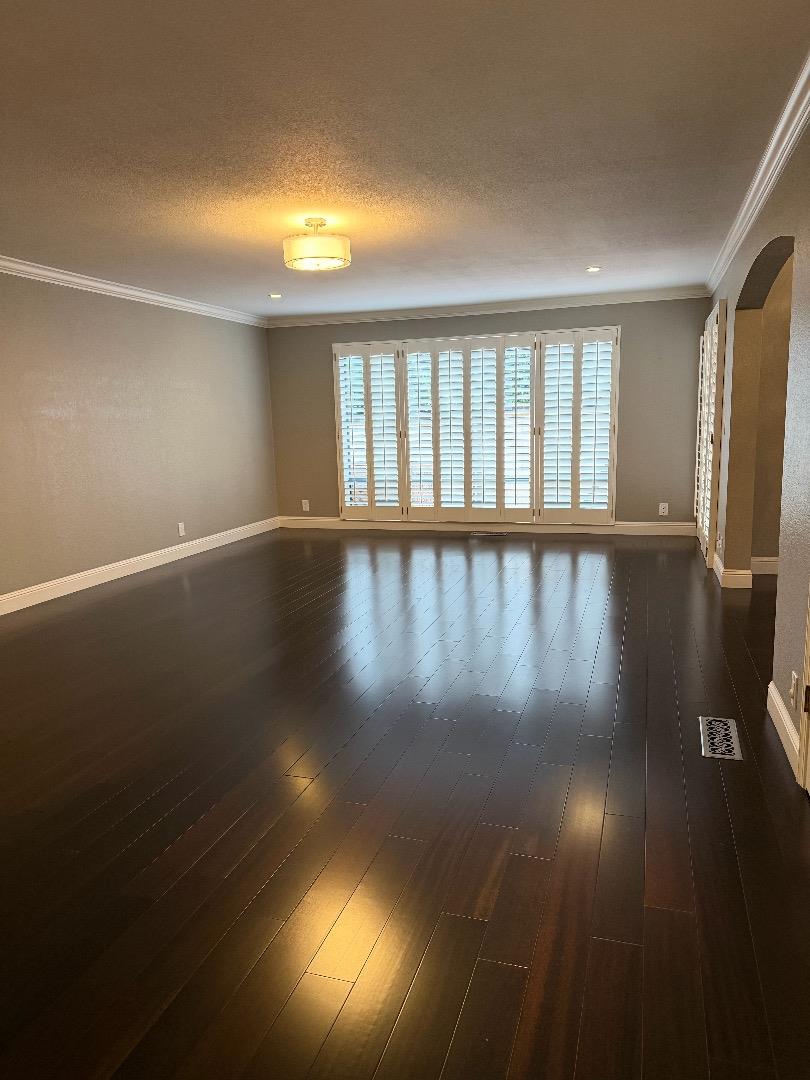 Detail Gallery Image 4 of 11 For 1125 Royal Ln, San Carlos,  CA 94070 - 3 Beds | 2/1 Baths