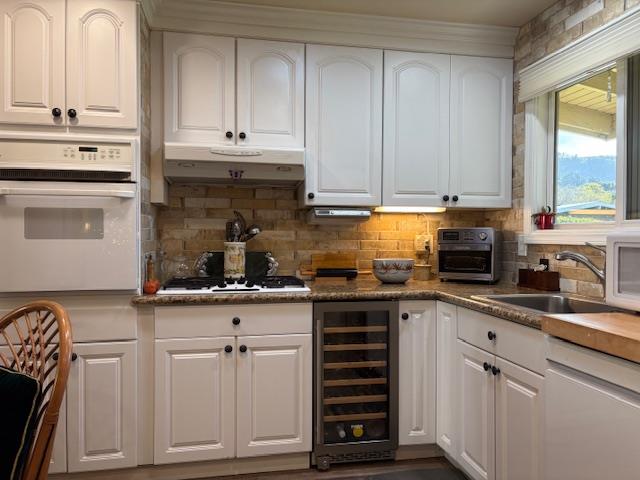 Detail Gallery Image 4 of 28 For 75 Hacienda Carmel, Carmel,  CA 93923 - 2 Beds | 2 Baths