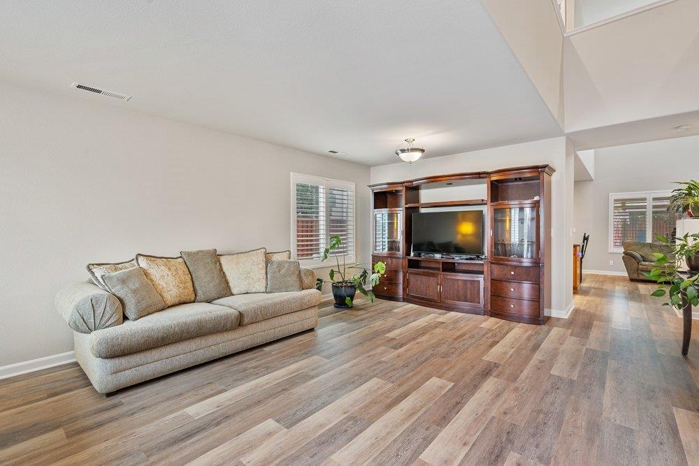 Detail Gallery Image 3 of 28 For 920 Talbot Dr, Hollister,  CA 95023 - 4 Beds | 2/1 Baths