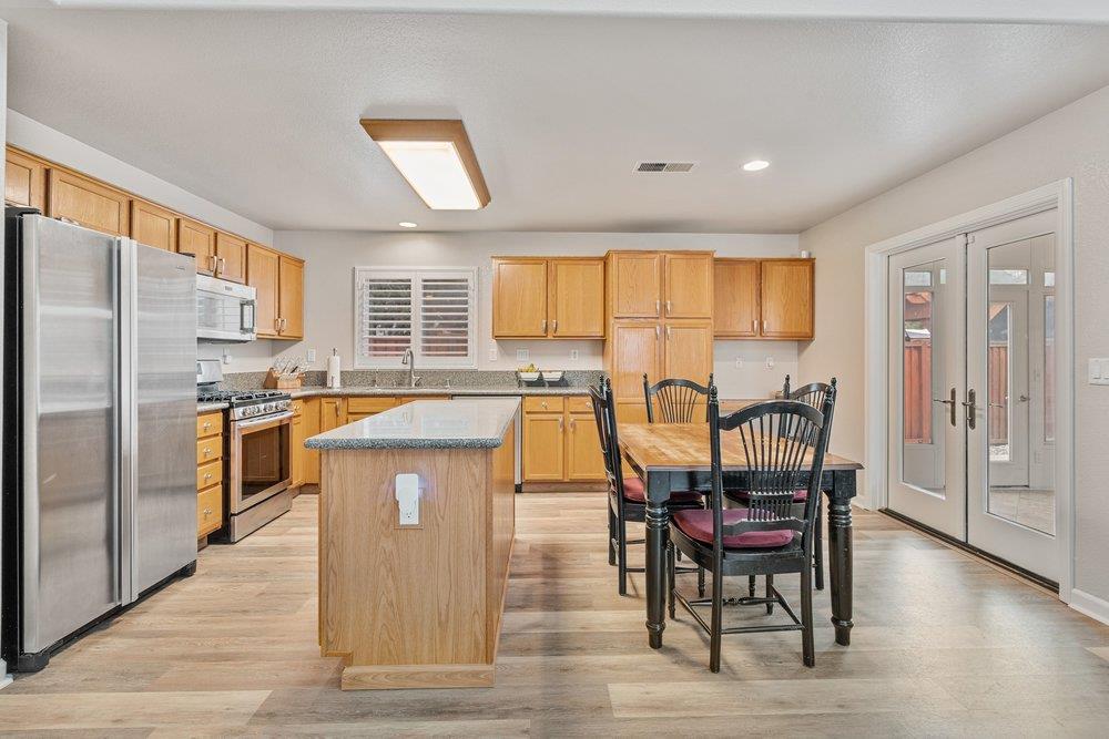 Detail Gallery Image 6 of 28 For 920 Talbot Dr, Hollister,  CA 95023 - 4 Beds | 2/1 Baths