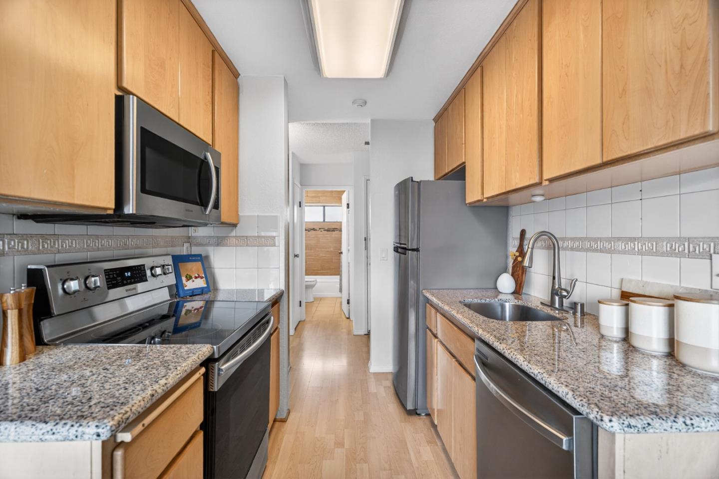 Detail Gallery Image 4 of 29 For 6318 Joaquin Murieta Ave #B,  Newark,  CA 94560 - 1 Beds | 1 Baths