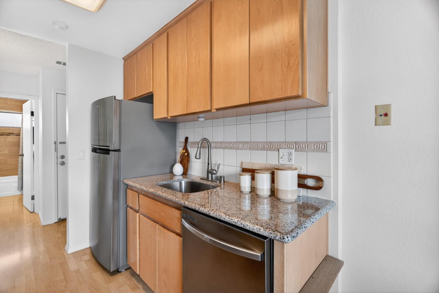 Detail Gallery Image 9 of 29 For 6318 Joaquin Murieta Ave #B,  Newark,  CA 94560 - 1 Beds | 1 Baths