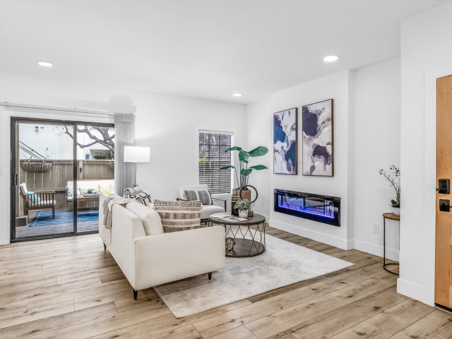 Detail Gallery Image 3 of 44 For 2084 Foxhall Loop, San Jose,  CA 95125 - 2 Beds | 2 Baths