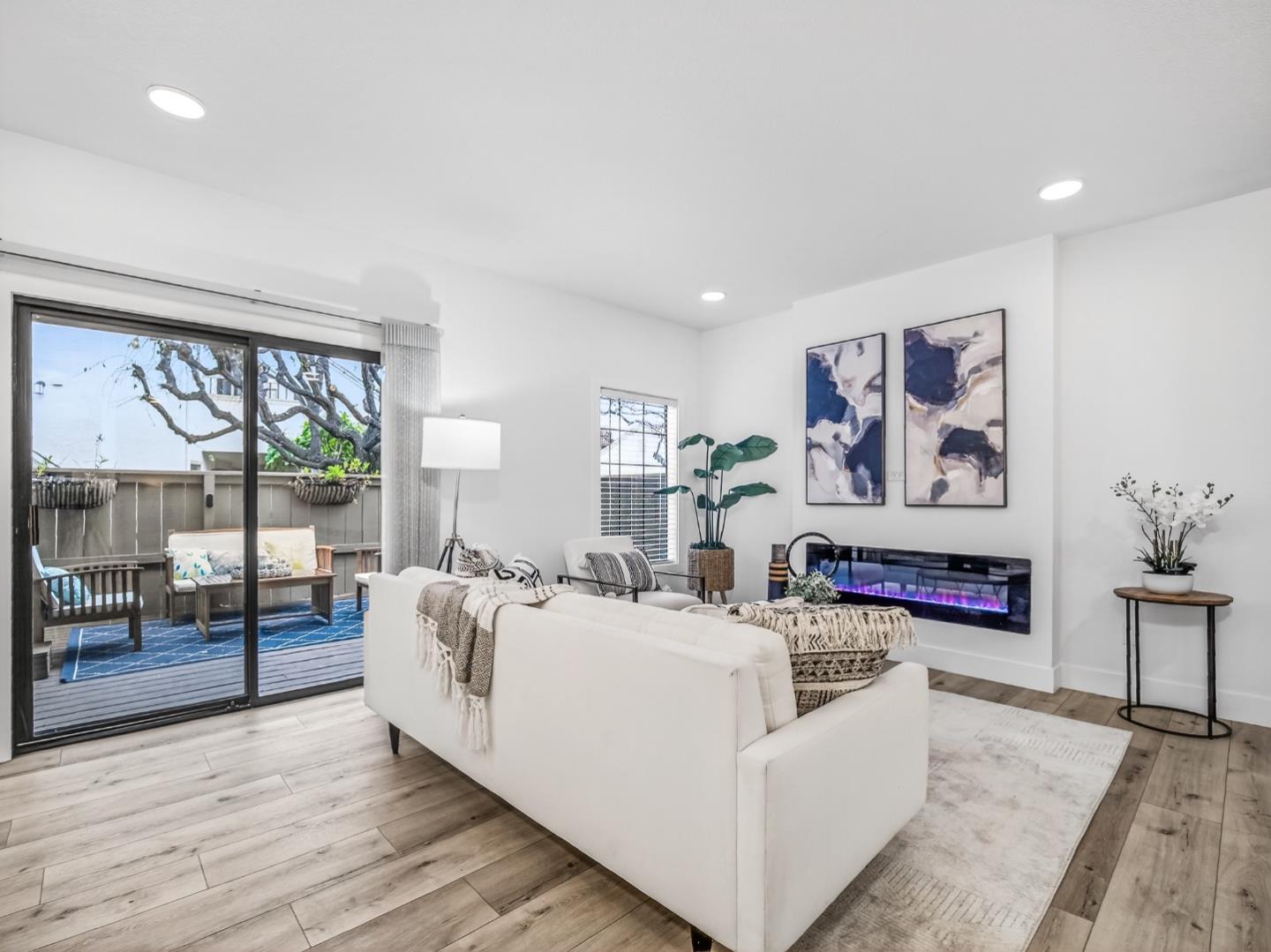 Detail Gallery Image 5 of 44 For 2084 Foxhall Loop, San Jose,  CA 95125 - 2 Beds | 2 Baths