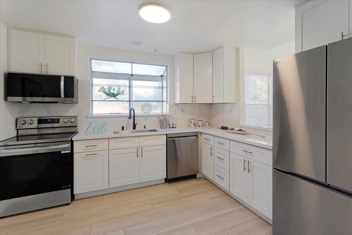 Detail Gallery Image 11 of 46 For 4173 El Camino Real #11,  Palo Alto,  CA 94306 - 2 Beds | 2/1 Baths