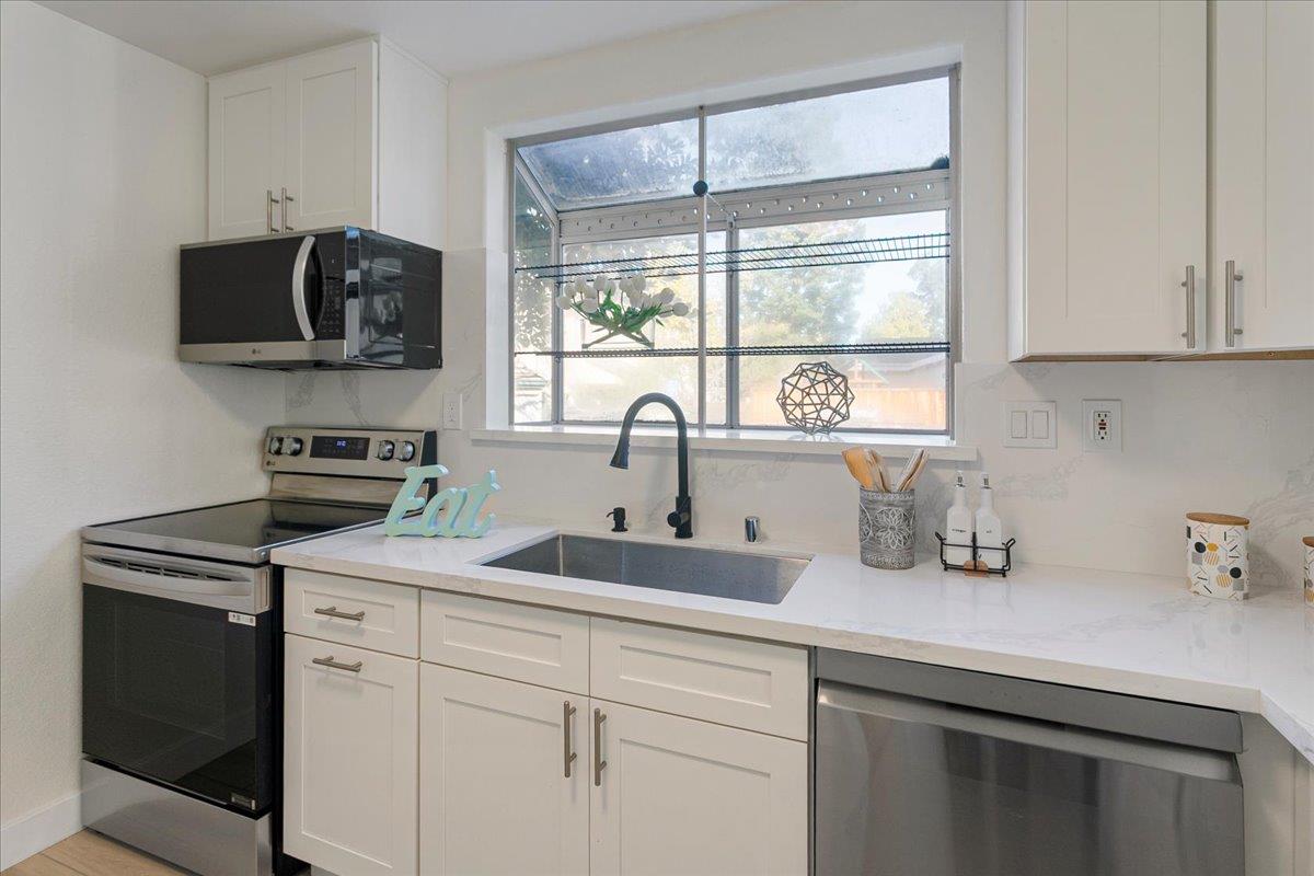 Detail Gallery Image 12 of 46 For 4173 El Camino Real #11,  Palo Alto,  CA 94306 - 2 Beds | 2/1 Baths