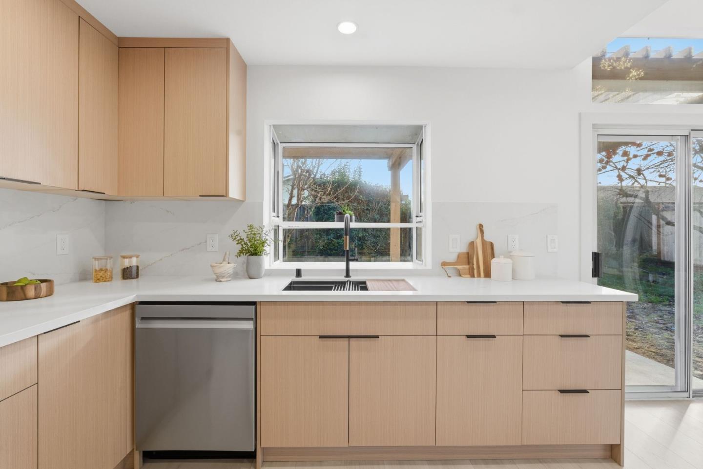 Detail Gallery Image 13 of 46 For 2516 Monte Lindo Ct, San Jose,  CA 95121 - 5 Beds | 3 Baths