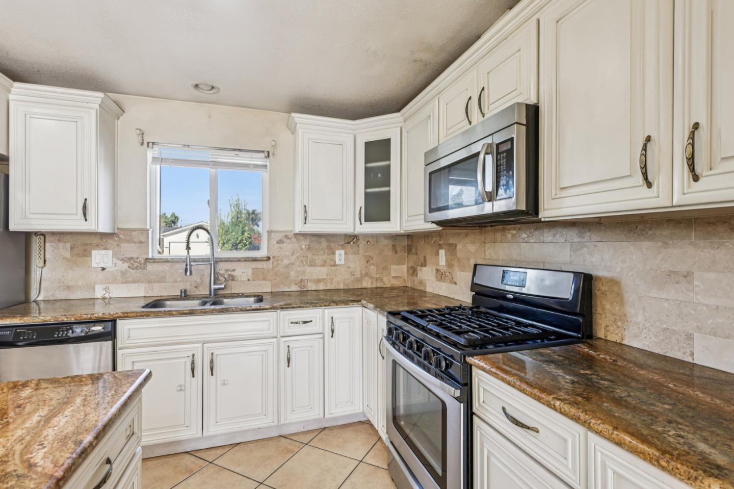 Detail Gallery Image 9 of 34 For 320 Coelho St, Milpitas,  CA 95035 - 3 Beds | 2 Baths