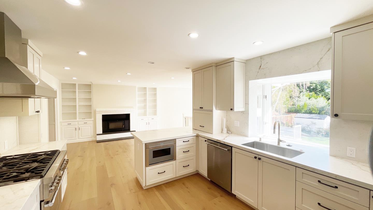 Detail Gallery Image 12 of 34 For 1911 Easton Dr, Burlingame,  CA 94010 - 3 Beds | 2/1 Baths