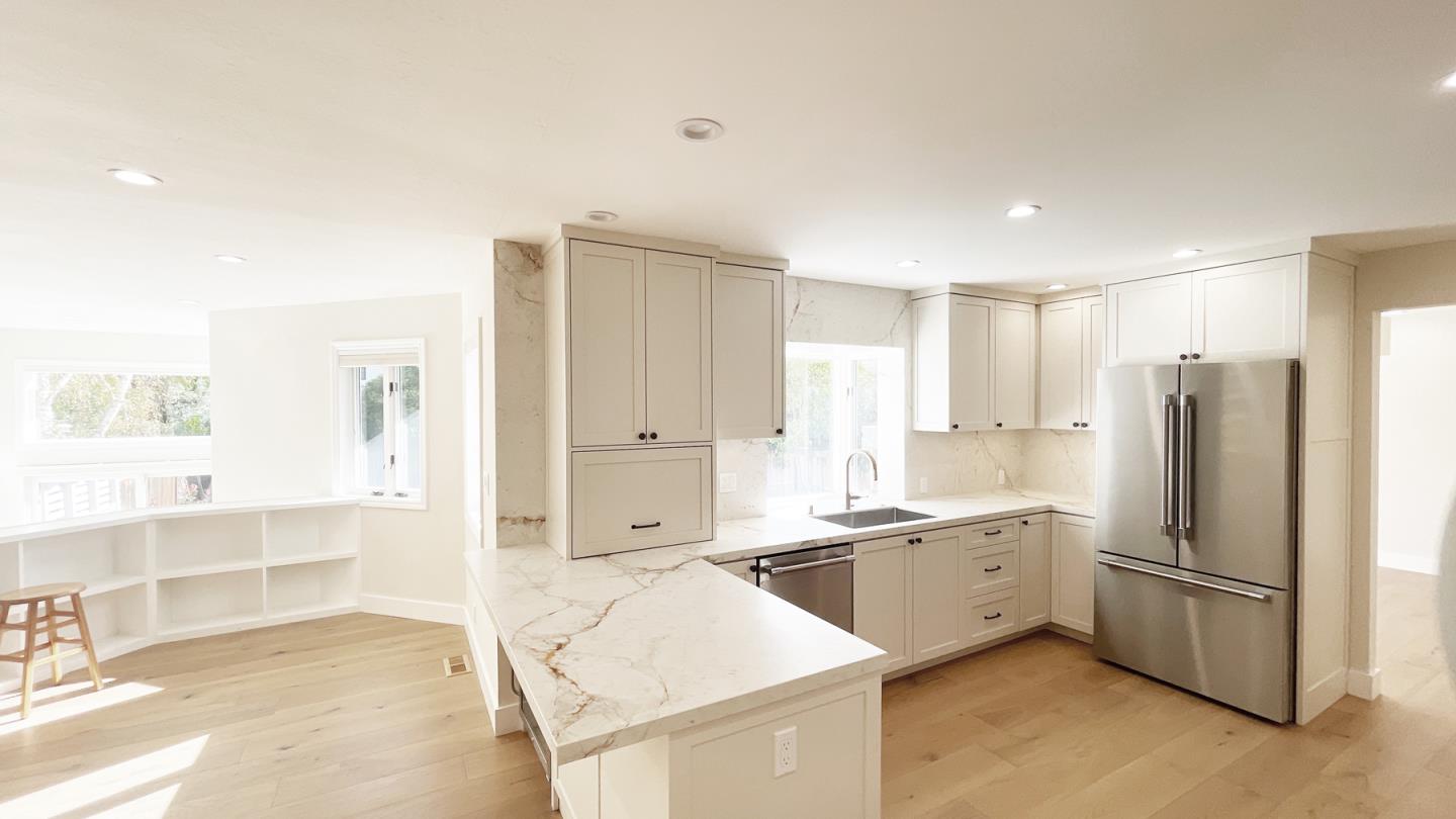 Detail Gallery Image 16 of 34 For 1911 Easton Dr, Burlingame,  CA 94010 - 3 Beds | 2/1 Baths