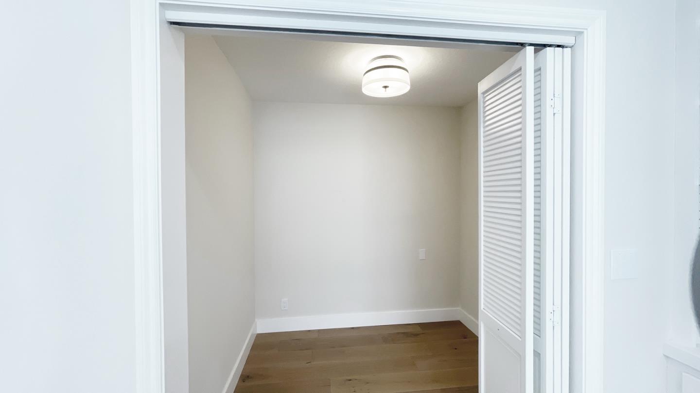 Detail Gallery Image 19 of 34 For 1911 Easton Dr, Burlingame,  CA 94010 - 3 Beds | 2/1 Baths