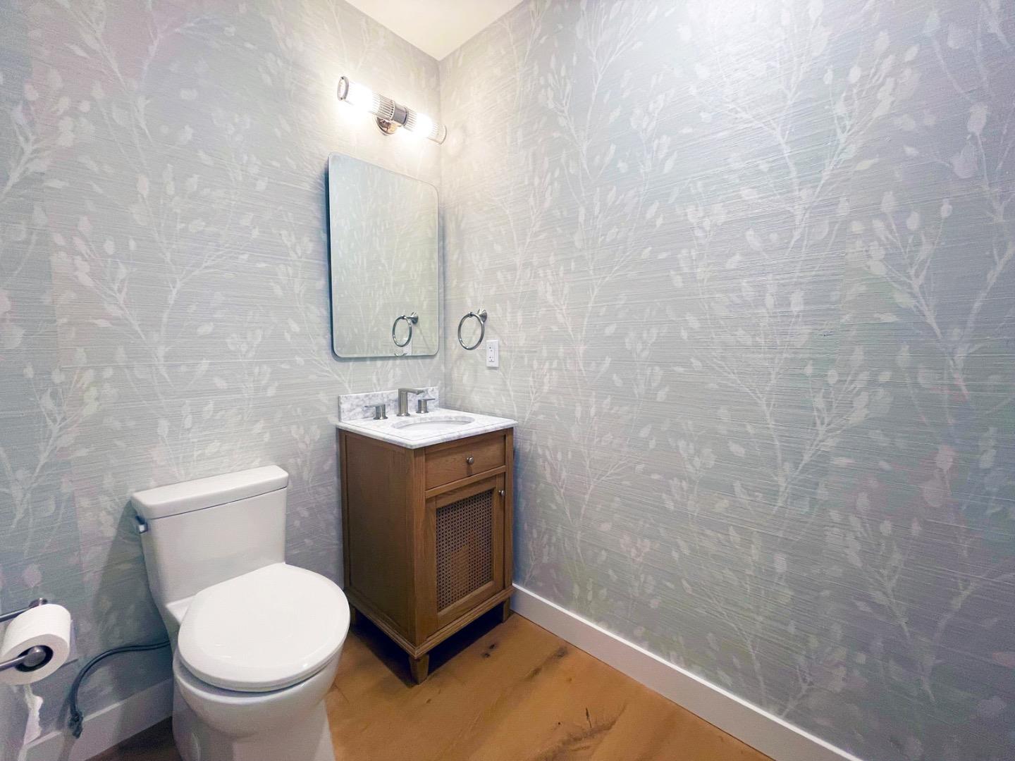 Detail Gallery Image 22 of 34 For 1911 Easton Dr, Burlingame,  CA 94010 - 3 Beds | 2/1 Baths