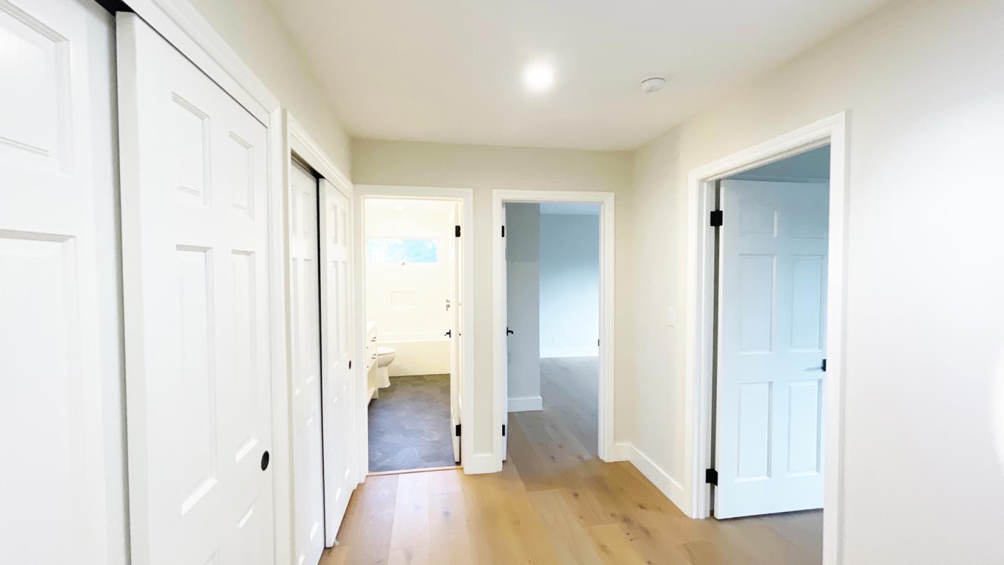 Detail Gallery Image 28 of 34 For 1911 Easton Dr, Burlingame,  CA 94010 - 3 Beds | 2/1 Baths