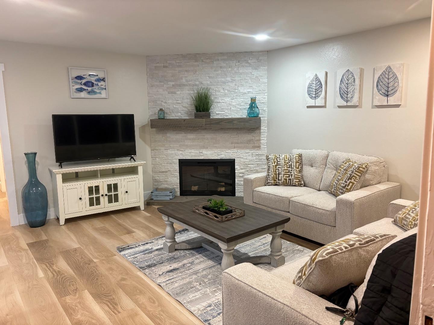 Detail Gallery Image 4 of 18 For 1231 Juniper Dr #H,  Gilroy,  CA 95020 - 2 Beds | 1 Baths