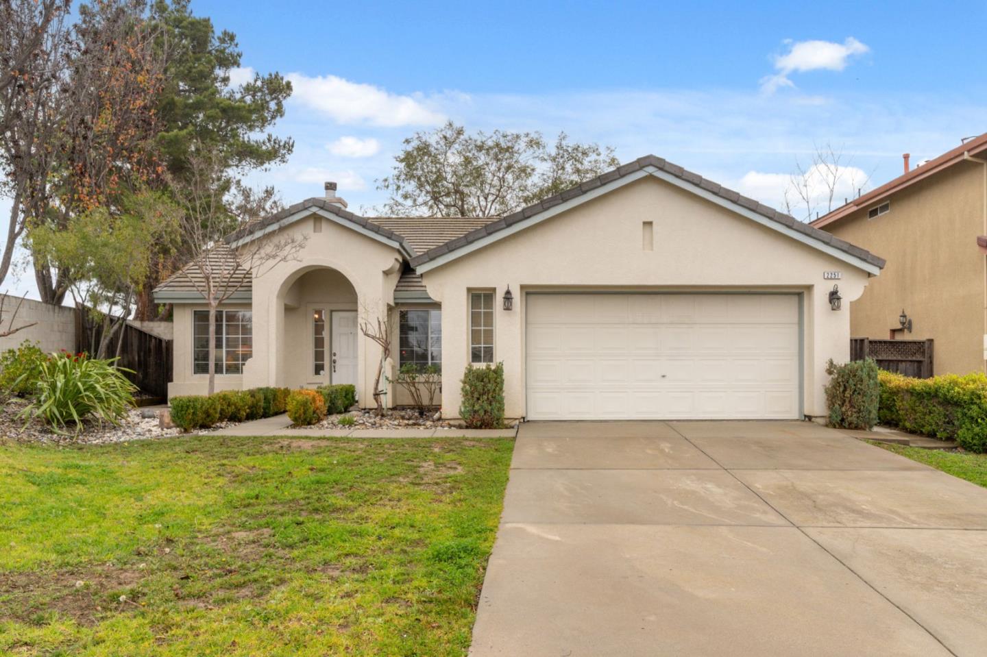 Detail Gallery Image 2 of 30 For 2251 Fairhaven Dr, Hollister,  CA 95023 - 4 Beds | 2 Baths