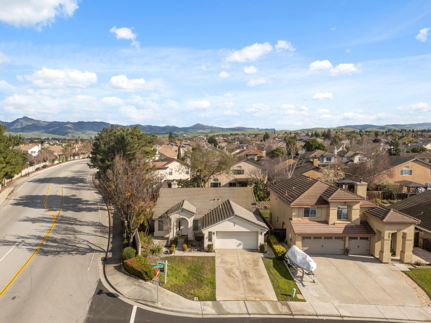 Detail Gallery Image 3 of 30 For 2251 Fairhaven Dr, Hollister,  CA 95023 - 4 Beds | 2 Baths