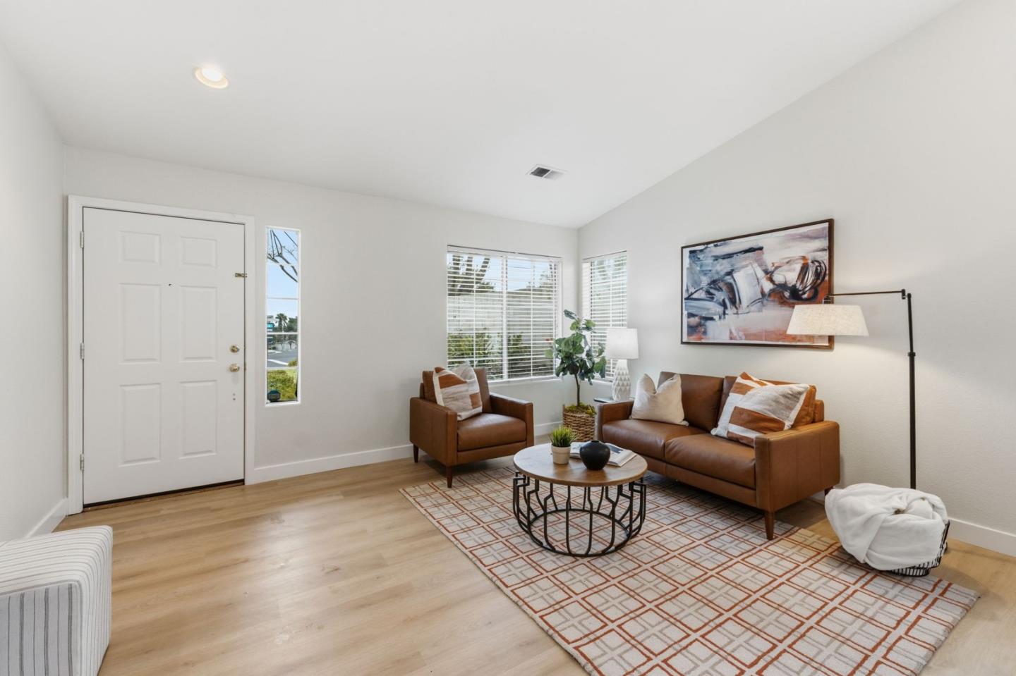 Detail Gallery Image 5 of 30 For 2251 Fairhaven Dr, Hollister,  CA 95023 - 4 Beds | 2 Baths