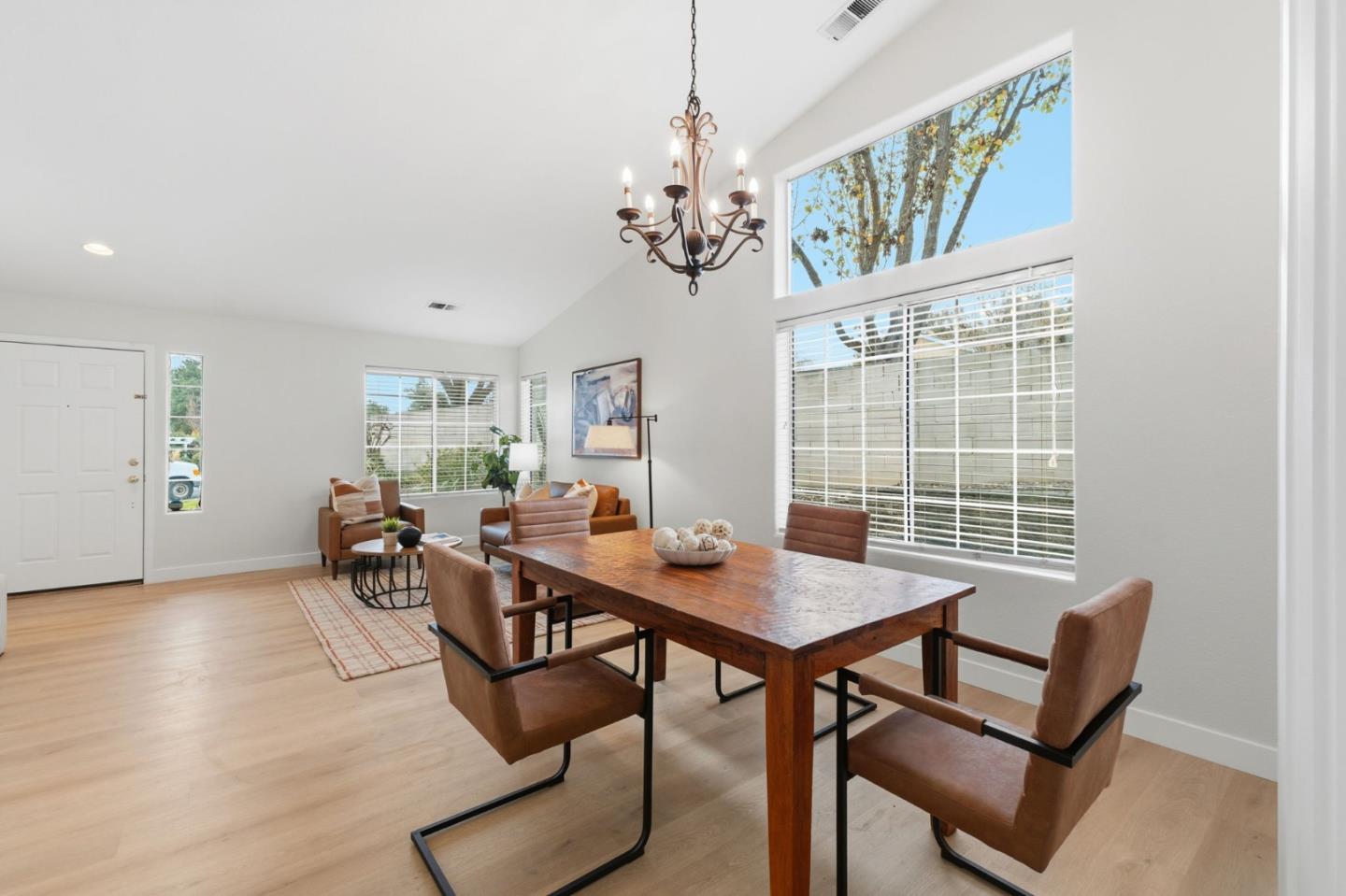 Detail Gallery Image 8 of 30 For 2251 Fairhaven Dr, Hollister,  CA 95023 - 4 Beds | 2 Baths