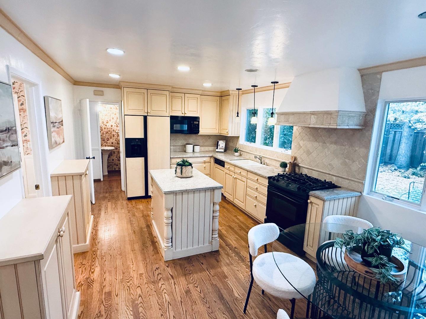 Detail Gallery Image 6 of 25 For 3575 Wellesley Ct, Mountain View,  CA 94040 - 4 Beds | 2/1 Baths