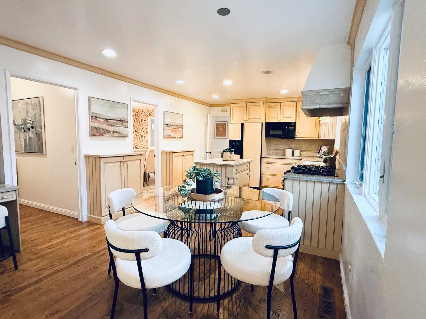 Detail Gallery Image 7 of 25 For 3575 Wellesley Ct, Mountain View,  CA 94040 - 4 Beds | 2/1 Baths