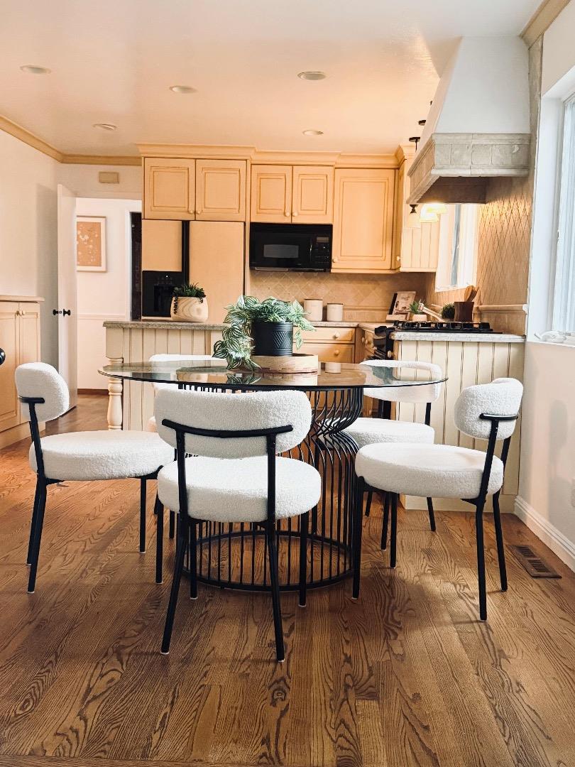 Detail Gallery Image 8 of 25 For 3575 Wellesley Ct, Mountain View,  CA 94040 - 4 Beds | 2/1 Baths