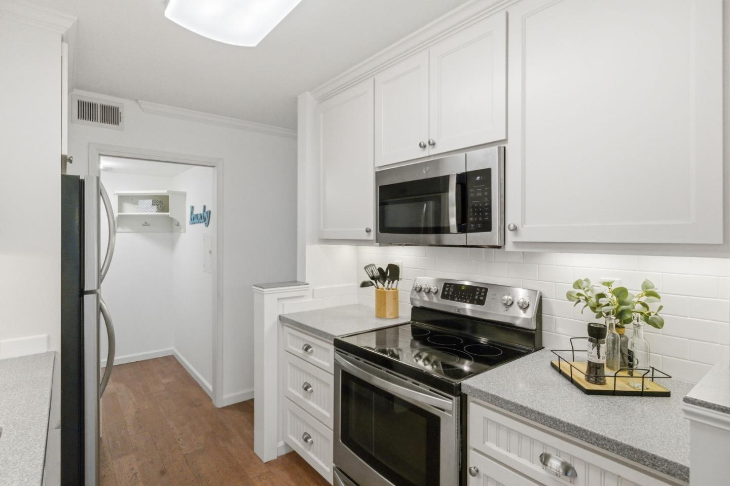 Detail Gallery Image 11 of 38 For 3387 Brittan Ave #2,  San Carlos,  CA 94070 - 2 Beds | 2 Baths