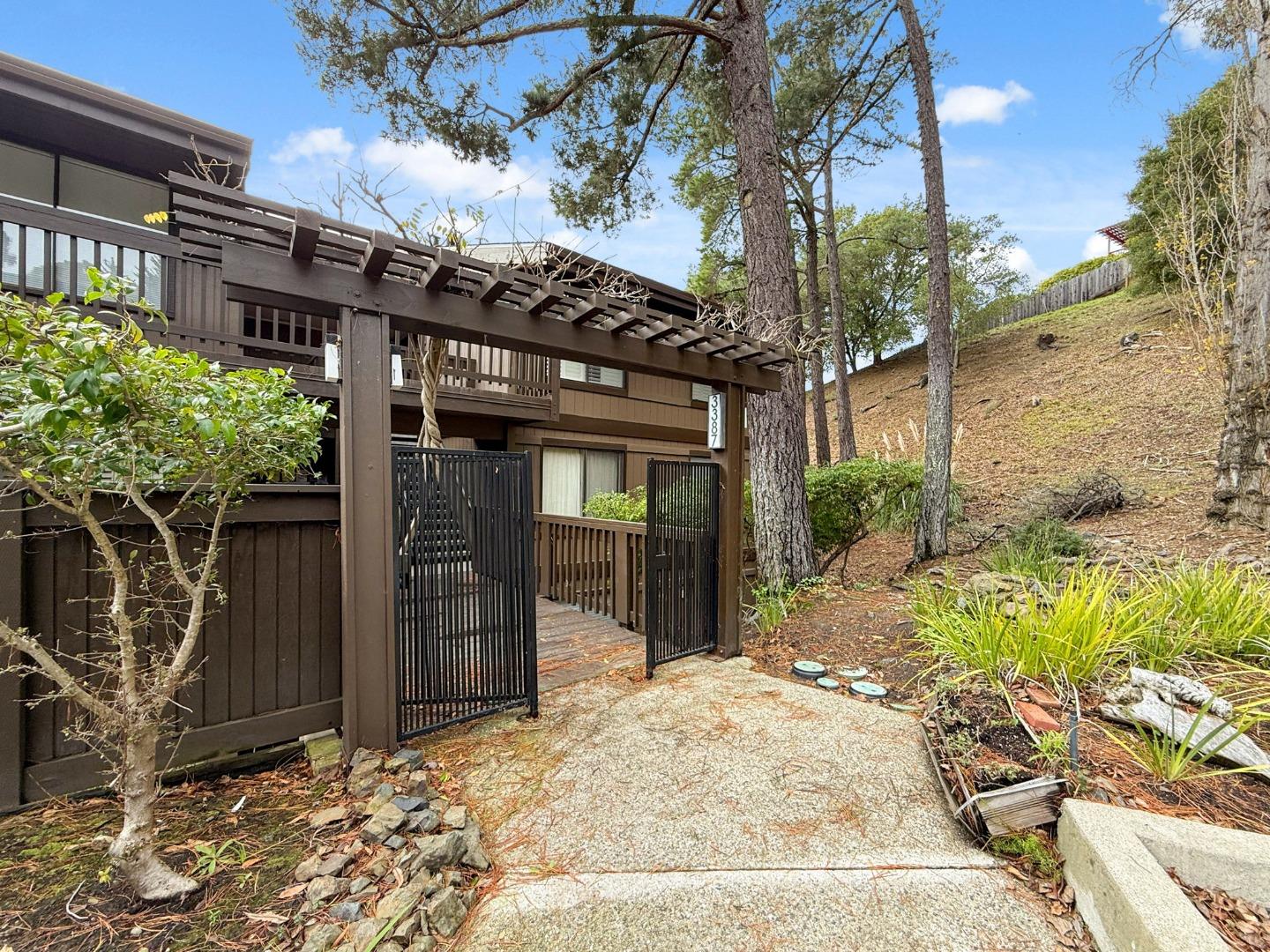 Detail Gallery Image 2 of 38 For 3387 Brittan Ave #2,  San Carlos,  CA 94070 - 2 Beds | 2 Baths