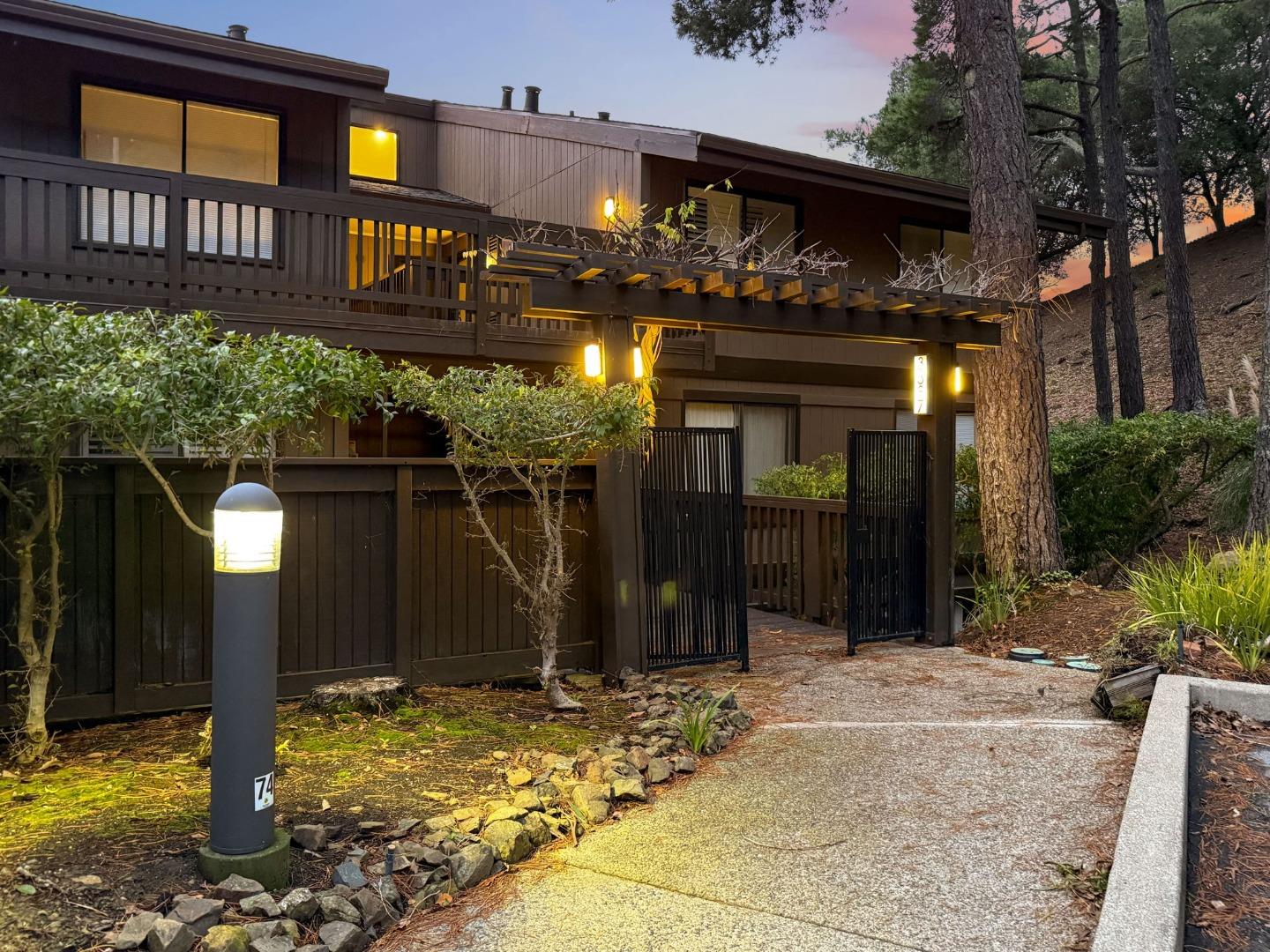 Detail Gallery Image 3 of 38 For 3387 Brittan Ave #2,  San Carlos,  CA 94070 - 2 Beds | 2 Baths