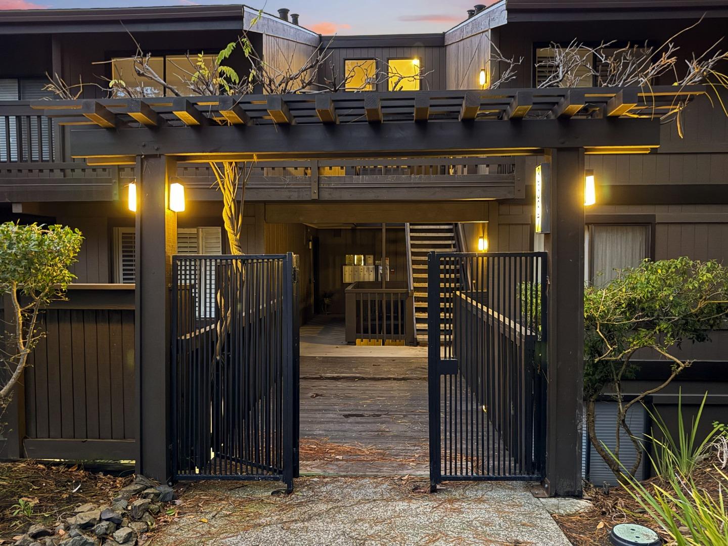 Detail Gallery Image 4 of 38 For 3387 Brittan Ave #2,  San Carlos,  CA 94070 - 2 Beds | 2 Baths