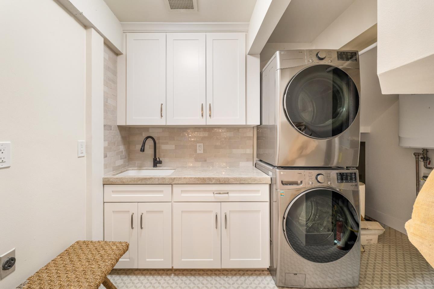 Detail Gallery Image 7 of 38 For 9583 Redwood Ct, Carmel,  CA 93923 - 3 Beds | 3/1 Baths