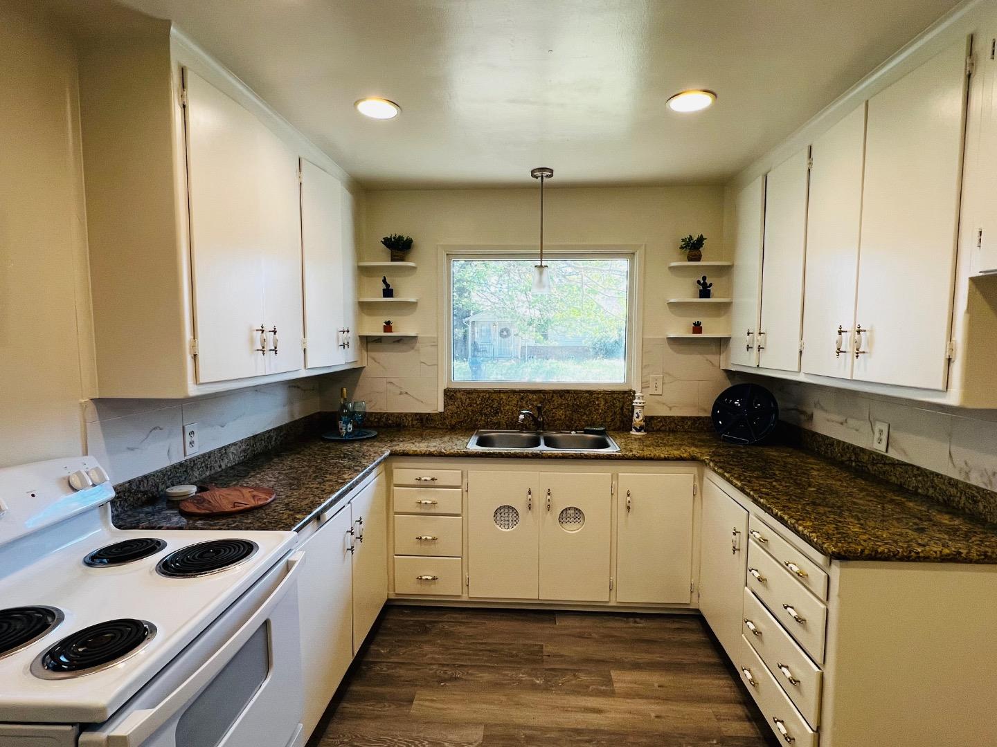 Detail Gallery Image 12 of 28 For 1805 De Ovan Ave, Stockton,  CA 95204 - 4 Beds | 1/1 Baths