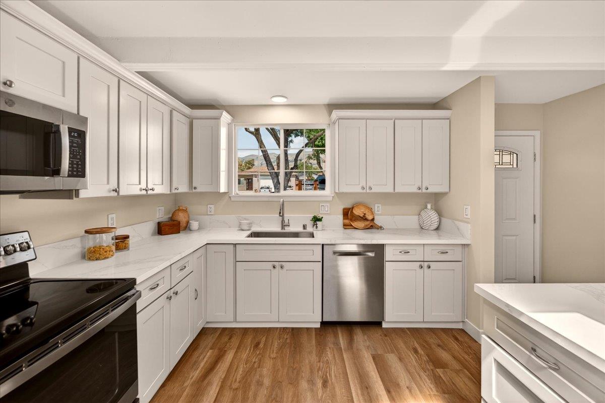 Detail Gallery Image 5 of 29 For 1460 Saturn Ct, Milpitas,  CA 95035 - 4 Beds | 2 Baths