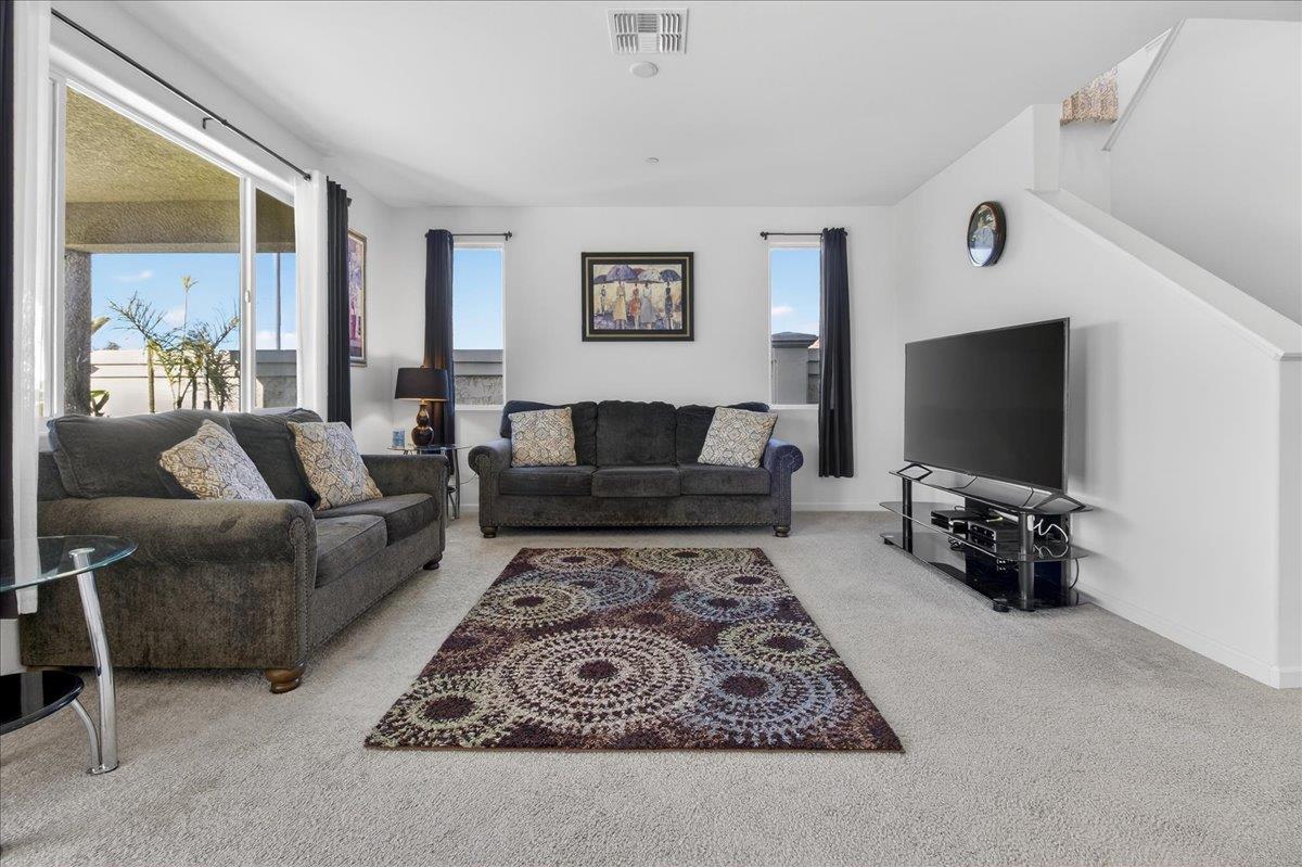 Detail Gallery Image 10 of 46 For 3076 Palomino Way, Hollister,  CA 95023 - 5 Beds | 3 Baths