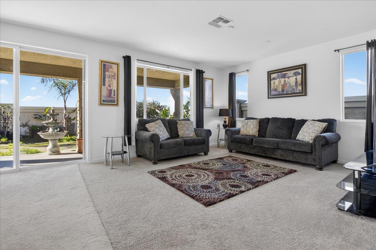 Detail Gallery Image 11 of 46 For 3076 Palomino Way, Hollister,  CA 95023 - 5 Beds | 3 Baths