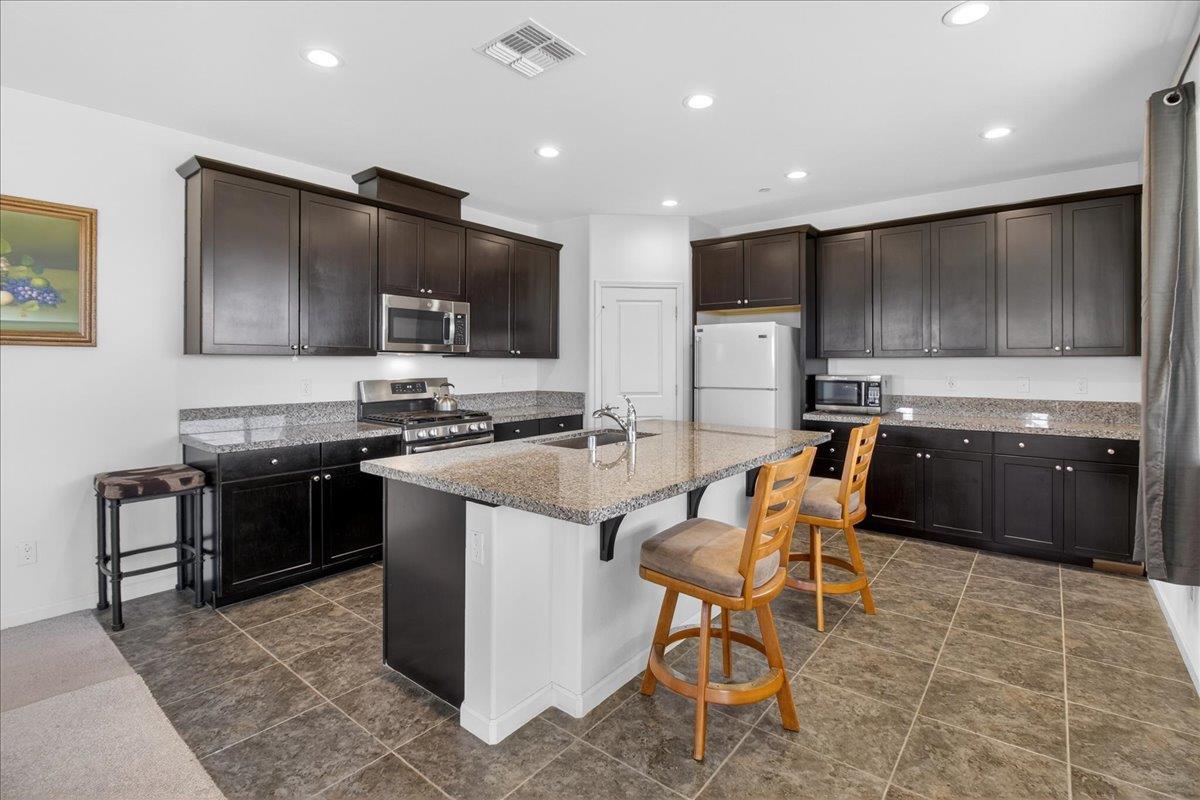 Detail Gallery Image 14 of 46 For 3076 Palomino Way, Hollister,  CA 95023 - 5 Beds | 3 Baths