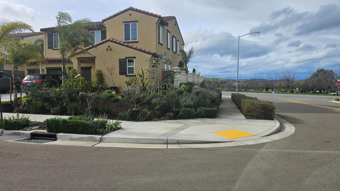 Detail Gallery Image 2 of 2 For 3076 Palomino Way, Hollister,  CA 95023 - 5 Beds | 3 Baths