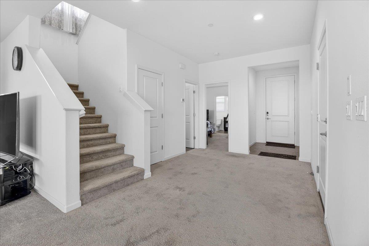 Detail Gallery Image 6 of 46 For 3076 Palomino Way, Hollister,  CA 95023 - 5 Beds | 3 Baths