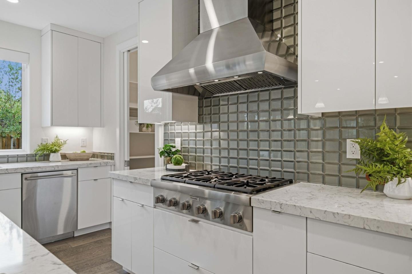 Detail Gallery Image 14 of 75 For 575 Maybell Ave, Palo Alto,  CA 94306 - 5 Beds | 6/1 Baths